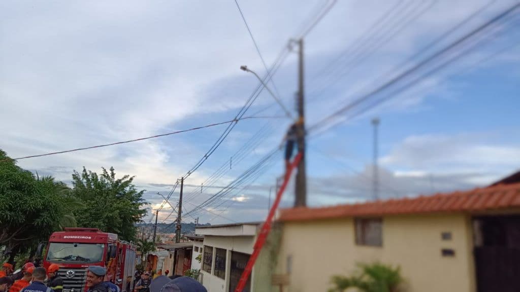 VÍDEO: Homem morre eletrocutado ao tentar fazer “gato” em Manaus
