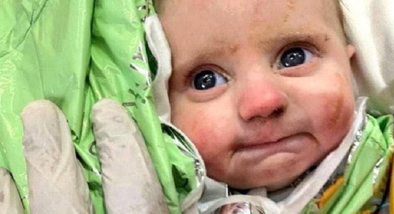 Bebê é salvo de escombros na Turquia; vítimas já passam de 25 mil