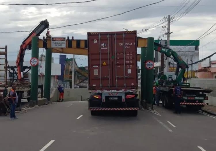 IMMU tira limitador de altura em passagem de nível após acidente com carreta