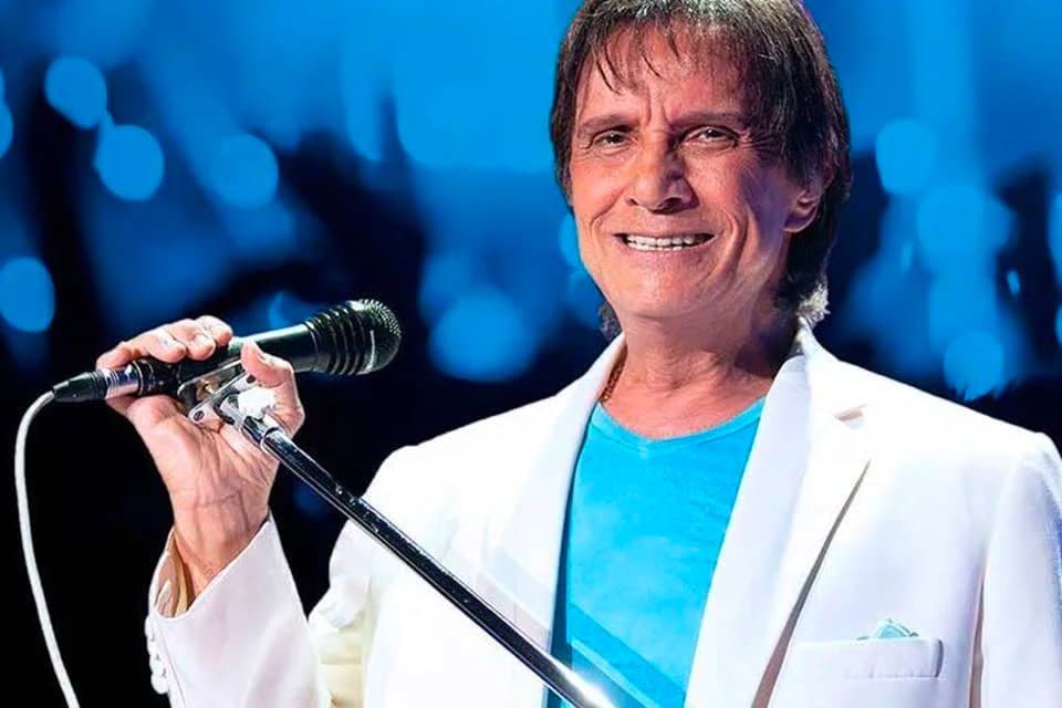 Roberto Carlos se apresenta no Teatro Amazonas durante premiação