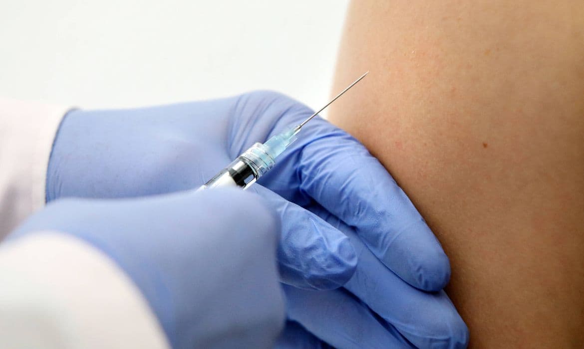 Vacina contra dengue começa a ser distribuída na semana que vem, diz ministra da Saúde