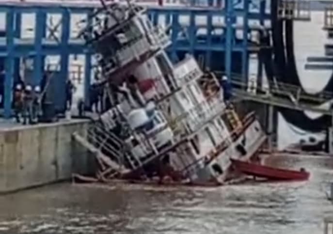 Vídeo: Barco naufraga em Itacoatiara e passa por inspeção da Marinha