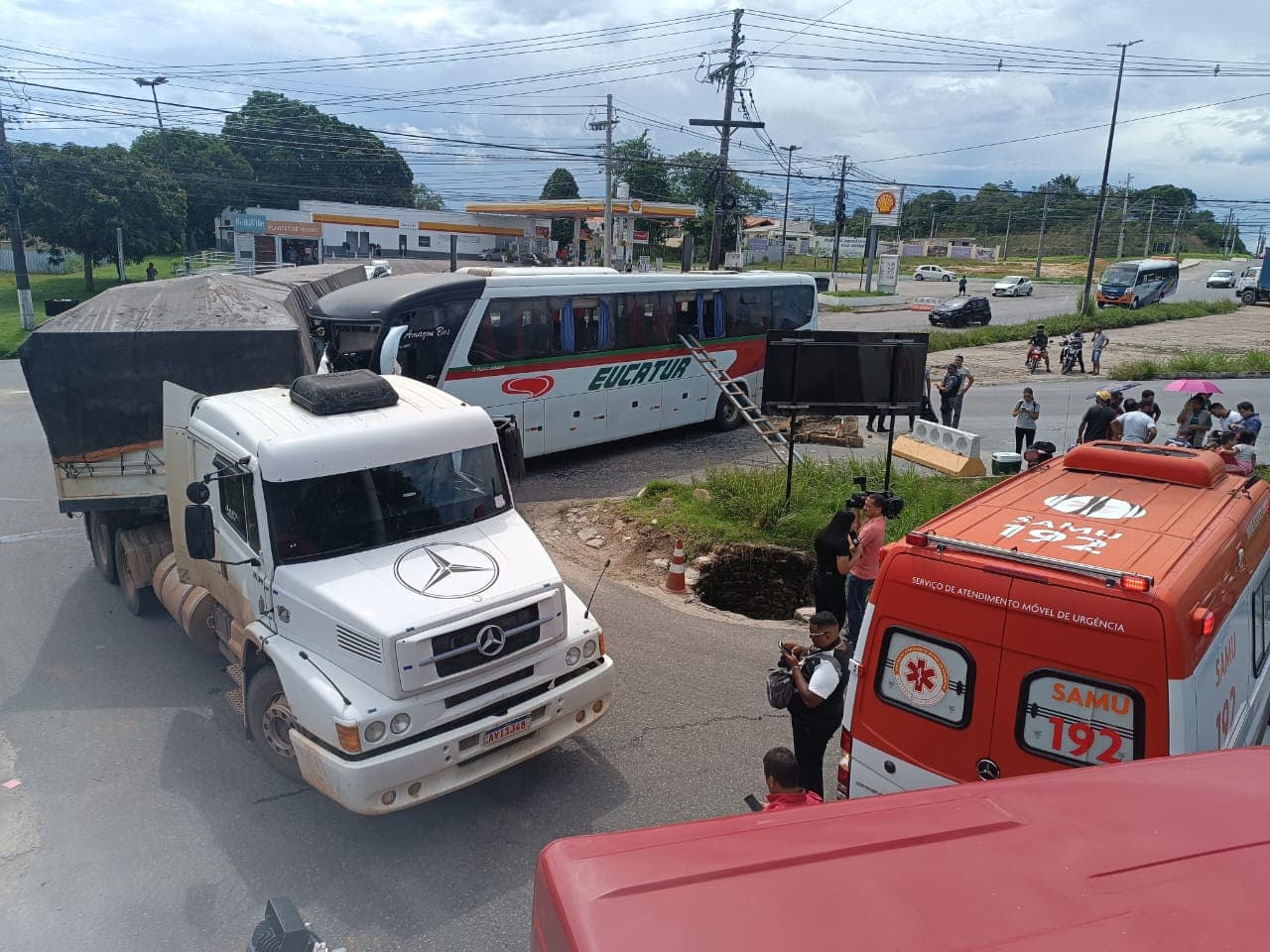 Ônibus colide com carreta próximo a barreira de Manaus