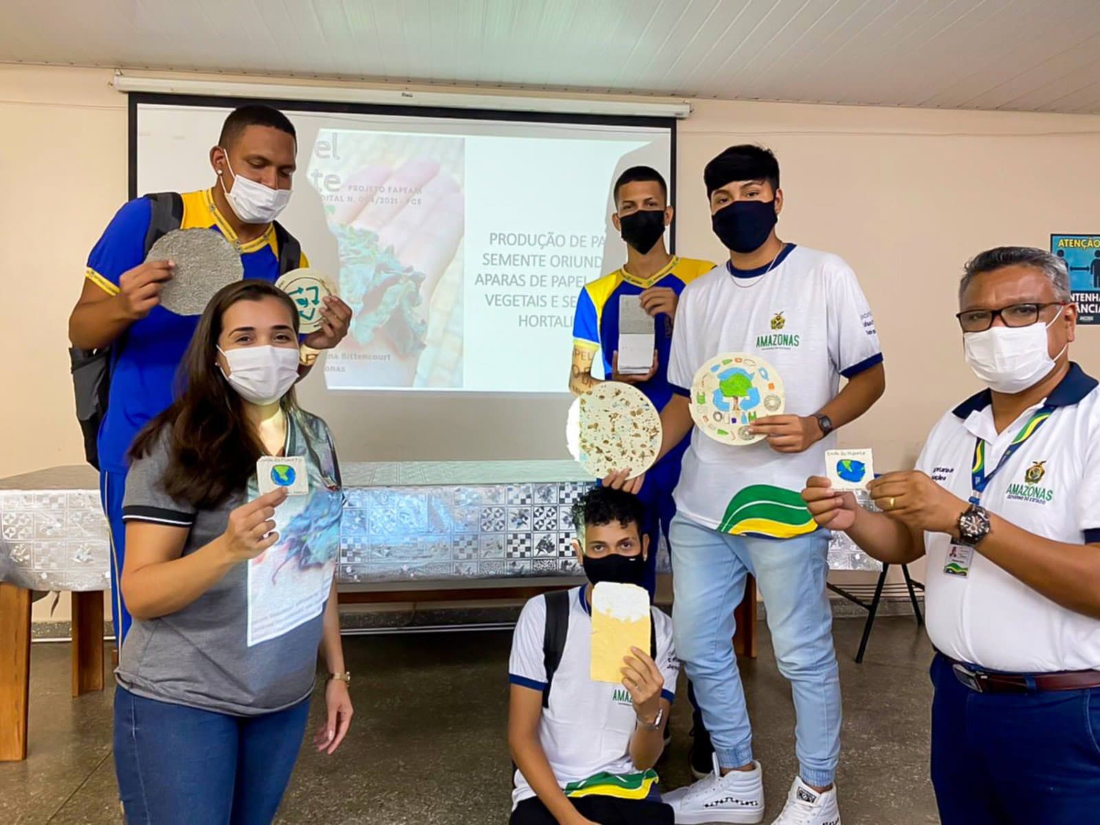 Alunos da rede pública de Manaus produzem papel artesanal e biodegradável