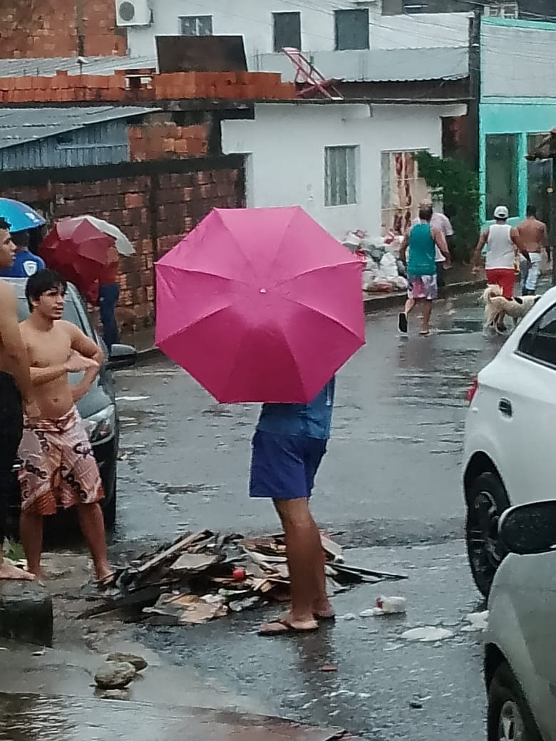 Veja vídeo: Deslizamento derruba casa e duas crianças são hospitalizadas