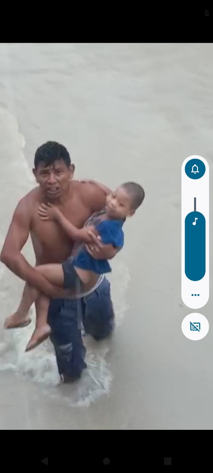 Crianças são salvas em meio a alagamentos na comunidade da Sharp. Veja vídeo