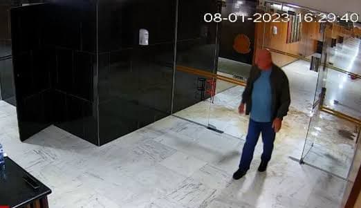 Imagens mostram ministro do GSI no Palácio do Planalto durante atos golpistas do 8 de janeiro; veja vídeo