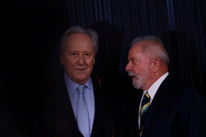 Lula assina decreto que concede aposentadoria a Lewandowski