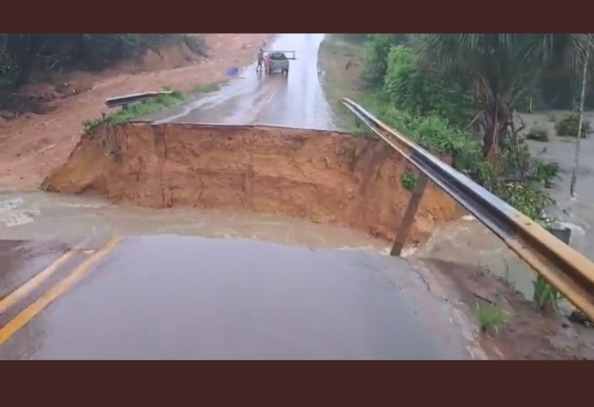 VÍDEO: Trecho da rodovia AM 010 desaba durante forte chuva de sábado