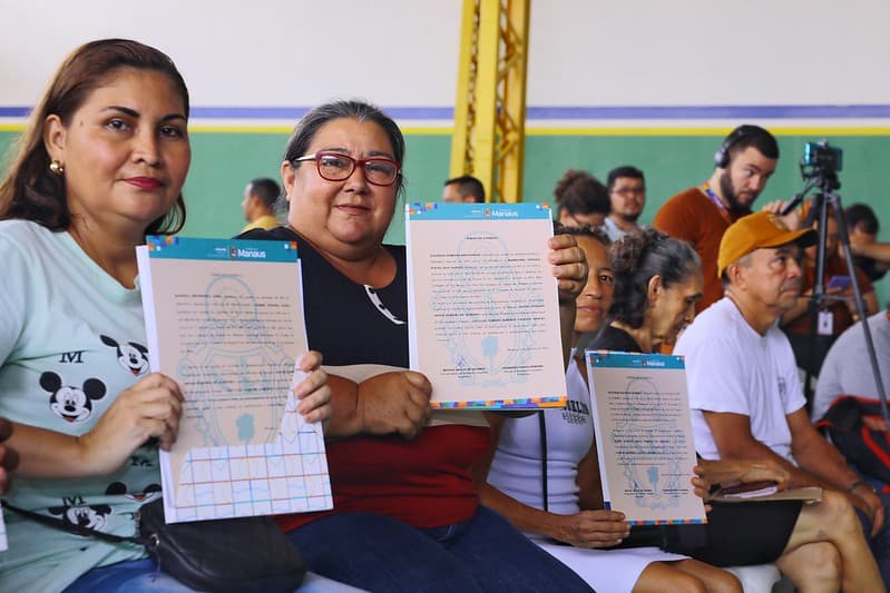 Registros de imóveis são entregues a famílias da zona Leste