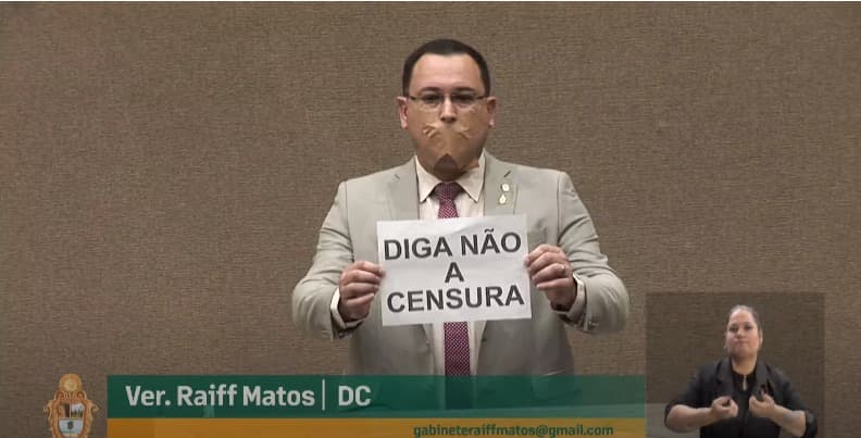 Vereador Raiff Matos usa mordaça para fazer protesto contra PL das Fake News