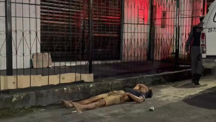 Homem é encontrado morto no meio da rua com sinais de espancamento, em Manaus