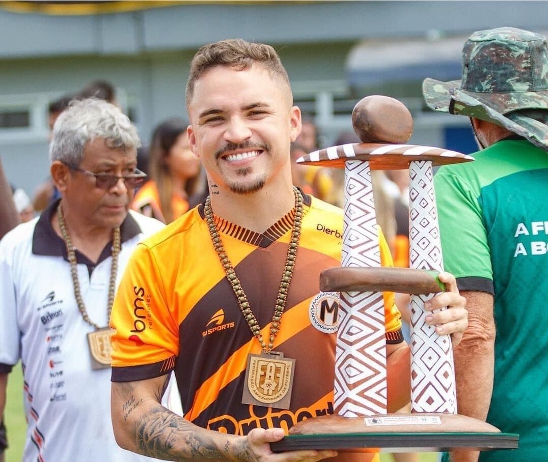 Jogador de futebol é preso por agredir com socos companheira em Manaus