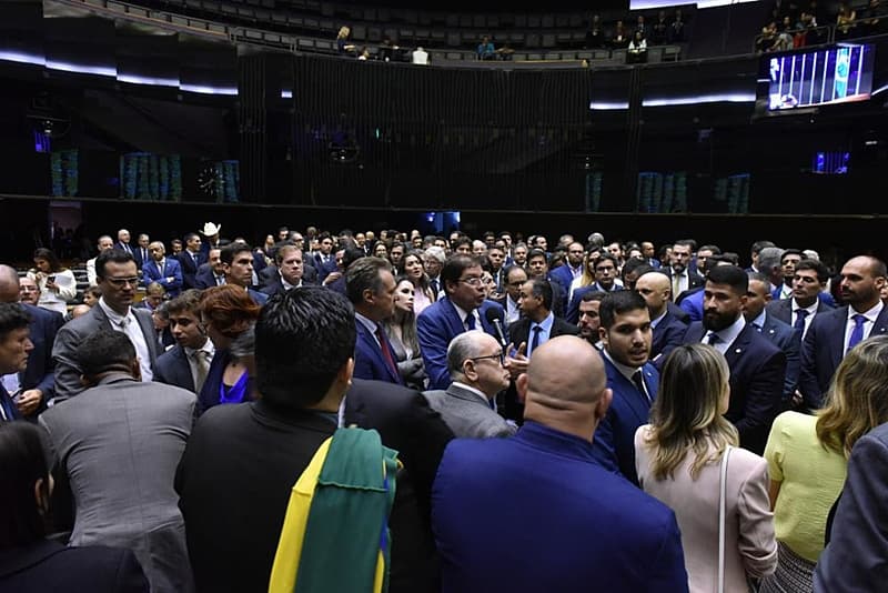 “PL das Fake News” pode ser votado hoje em meio a pressão das big techs e da oposição
