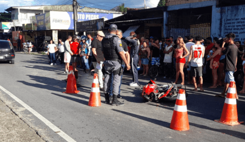 VÍDEOS: motociclista morre esmagado por carreta em Manaus