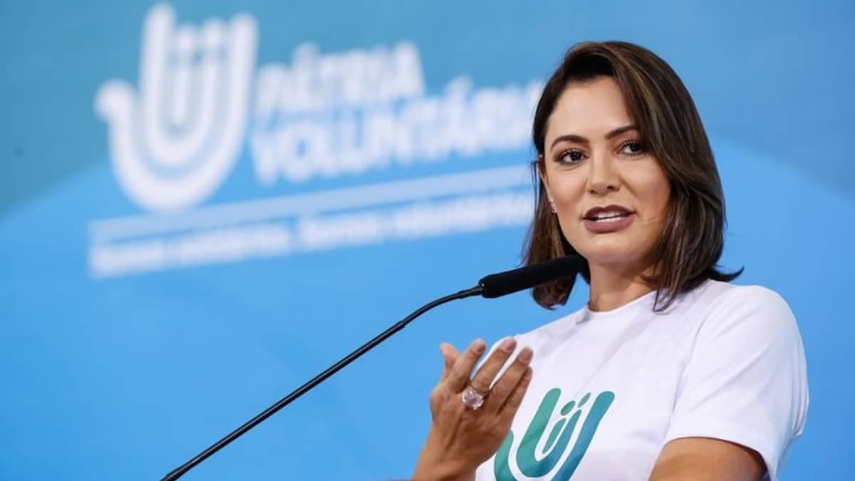 Mensagens de Cid orientam pagamentos de despesas de Michelle Bolsonaro em dinheiro vivo