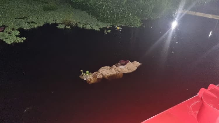 Enrolado em lençol, corpo de mulher é encontrado em igarapé de Manaus