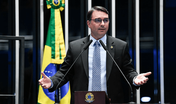 No Senado, Flávio Bolsonaro critica ação da PF contra o pai