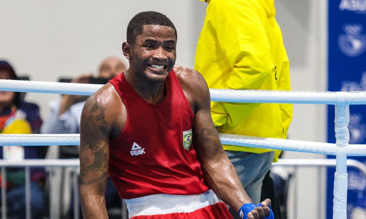 Brasileiros vencem e avançam no Mundial de Boxe