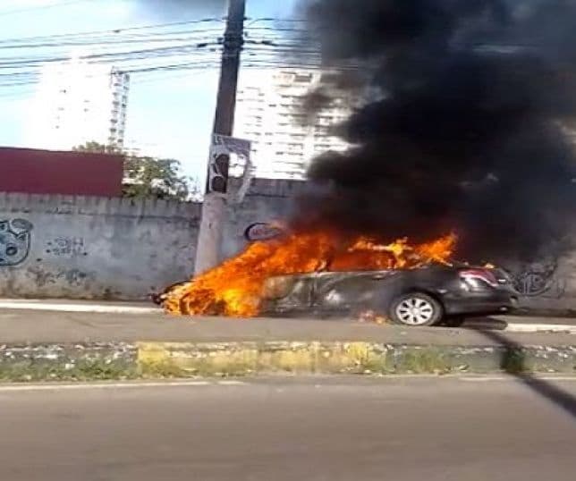 VÍDEO: Carro pega fogo e fica completamente destruído em Manaus
