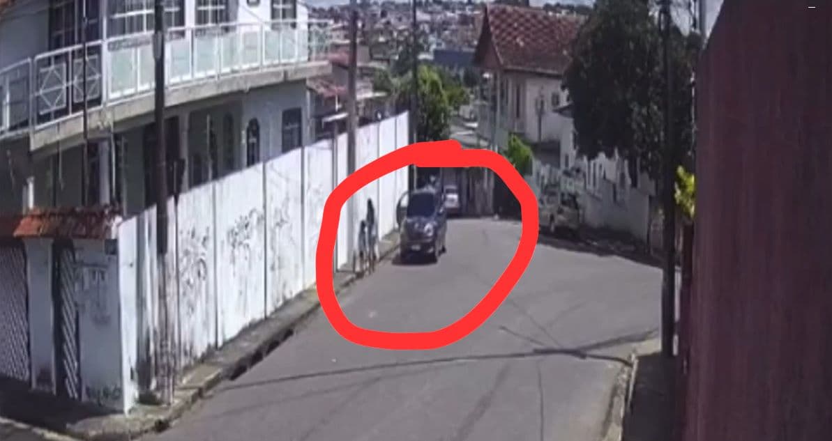VÍDEO: Durante roubo, criança frustra assaltante e foge com a bolsa da mãe em Manaus