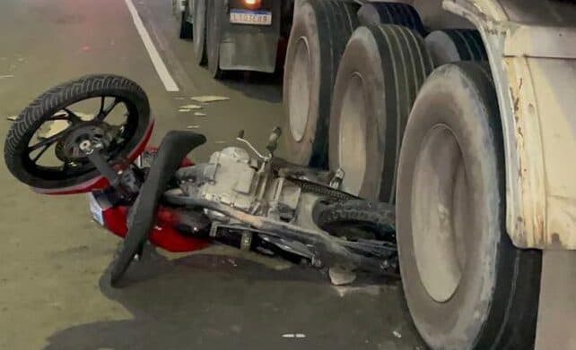 VÍDEO: Motociclista fica com a perna presa embaixo de carreta em acidente no Coroado