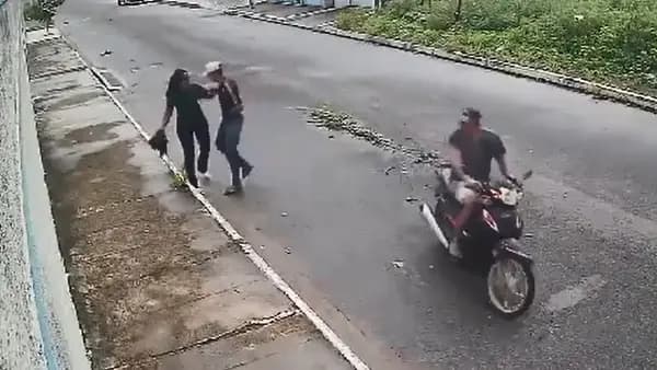 VÍDEO: Para escapar de ladrões, mulher joga bolsa por cima de muro e frustra assaltantes