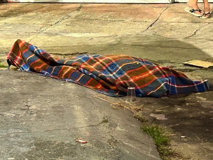 VÍDEO: Lavador de carros é perseguido por dupla e morto a tiros em beco no Santa Luzia