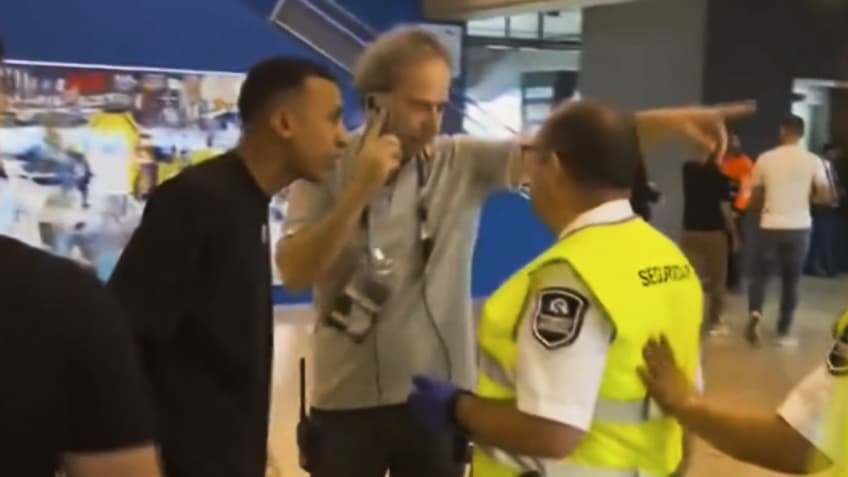 Antes de jogo, segurança aborda assessor de Vini Jr com banana na mão: “Mão pra cima, essa aqui é minha pistola”