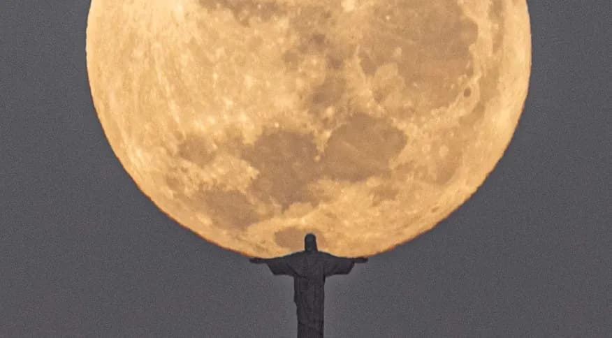 Fotógrafo registra Cristo Redentor “abraçando” lua cheia e foto viraliza