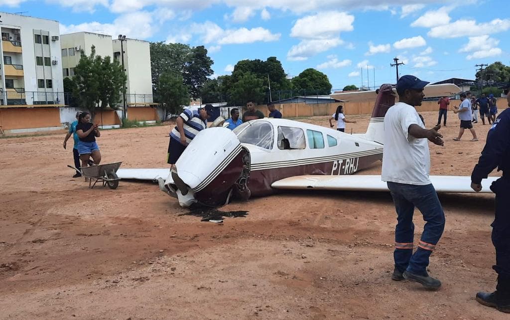 VÍDEO: Avião de pequeno porte cai em campo de futebol e passageiros sobrevivem