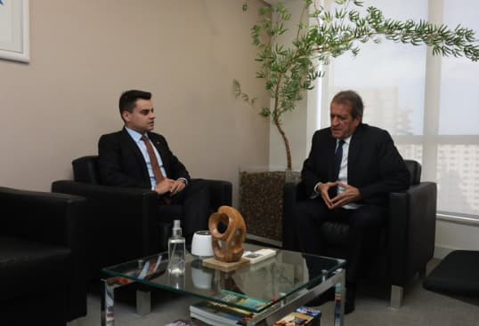 Valdemar Costa Neto anuncia expulsão de deputado do PL que “fez o L” em foto