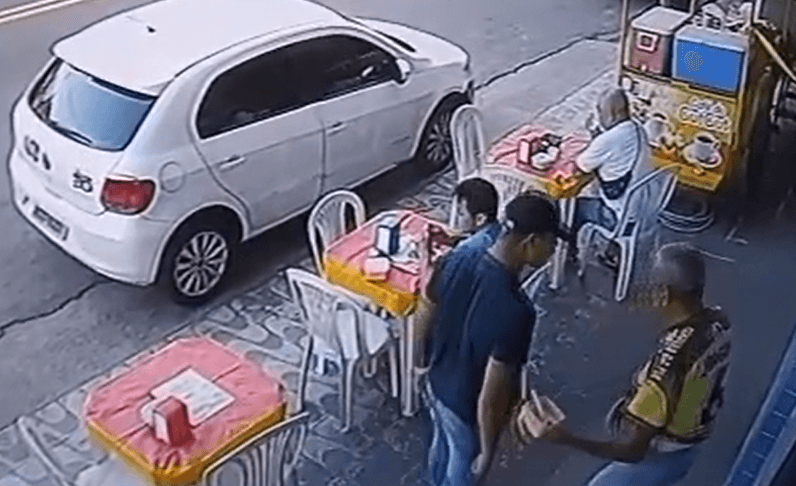 VÍDEO: Em Manaus, homem apanha de assaltante por não ter celular