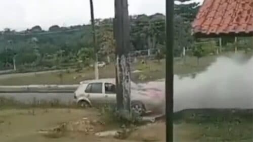 VÍDEO: Carro tem princípio de incêndio na zona Norte de Manaus