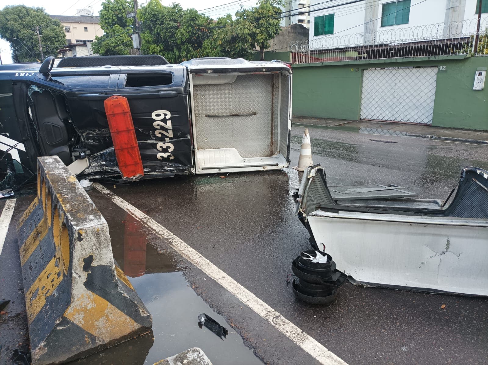 VÍDEO: Viatura da PC capota enquanto transportava presos em Manaus