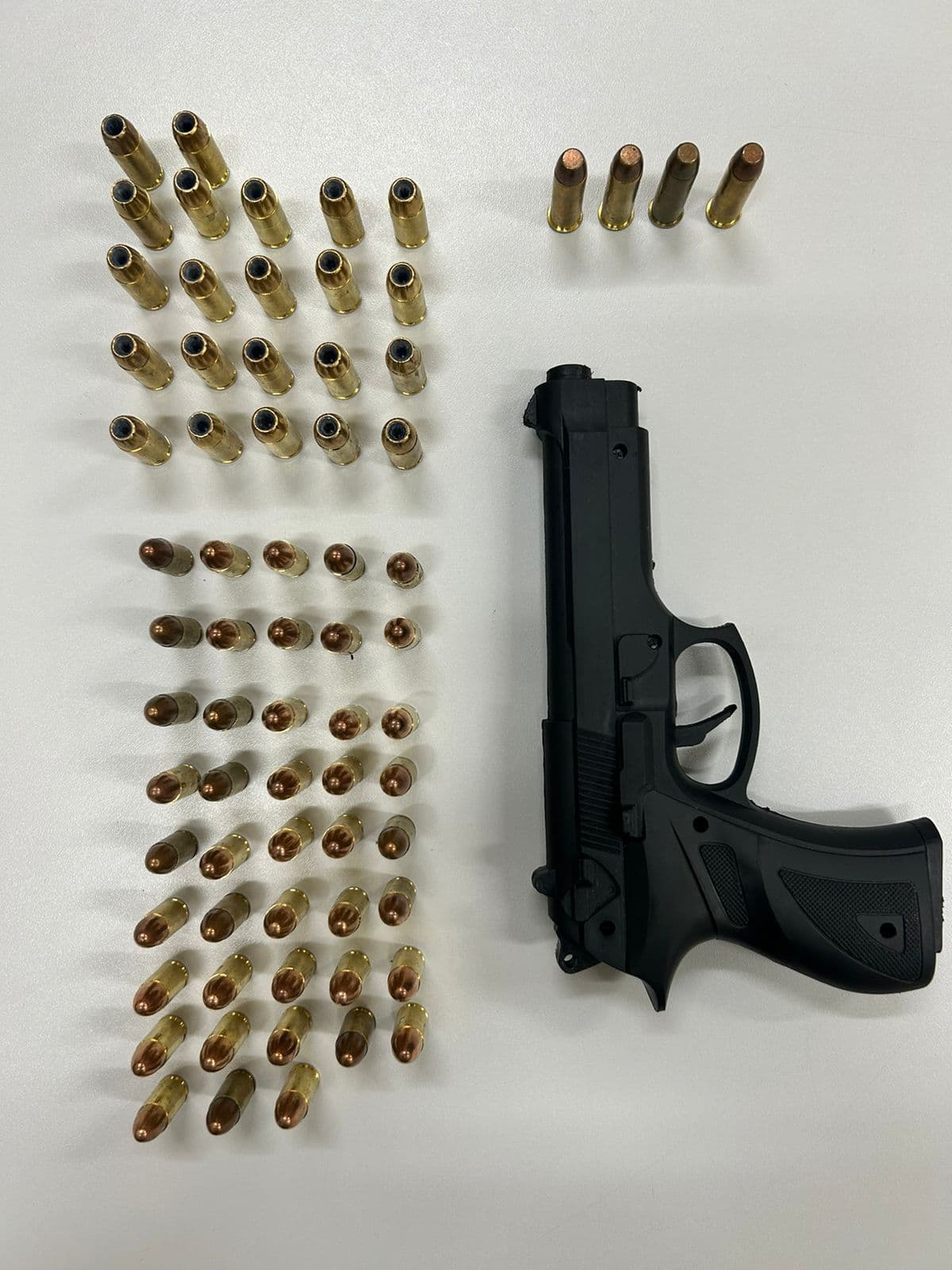 Adolescente é apreendida com munições e arma falsa em escola de Manaus