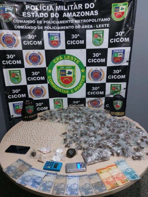 Foragidos da Justiça são presos em flagrante vendendo drogas, em Manaus