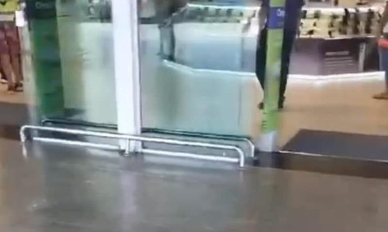 VÍDEO: Assaltantes invadem loja em Manaus e levam 24 celulares