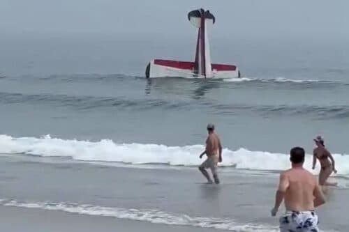 VÍDEO: Avião faz pouso forçado e capota perto de banhistas, nos EUA