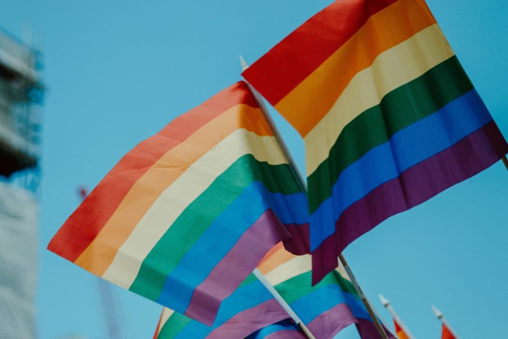 Rússia aprova lei que proíbe transições de gênero e adoção por pessoas trans