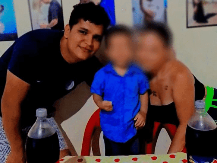 Funcionário é demitido por fazer foto com refrigerante do concorrente no aniversário do filho