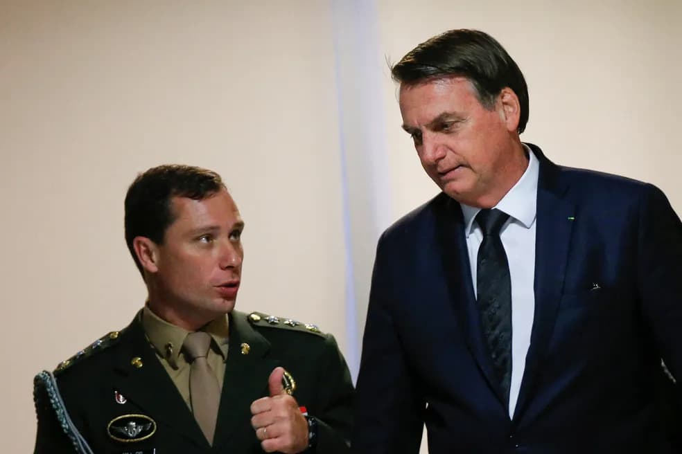 Em áudio, Cid cita 25 mil dólares para Bolsonaro e venda de joias e itens, diz PF