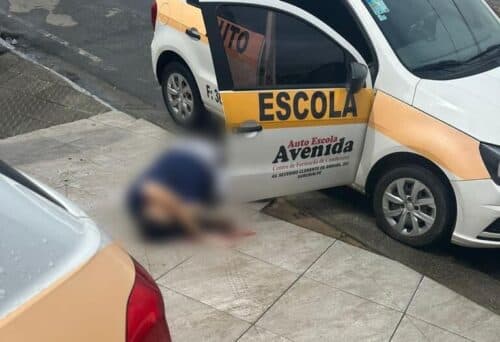 VÍDEO: Jovem é encurralado por trio encapuzado e executado ao sair de carro de autoescola