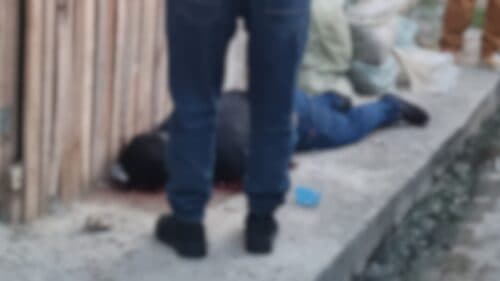 VÍDEOS: Após suplicar por “socorro” homem é morto com tiros no rosto, em Manaus