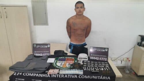 Homem é preso com arma, balança de precisão, munições e drogas, em Manaus