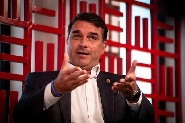 Flávio Bolsonaro vai ao CNMP contra procuradores de caso Jovem Pan