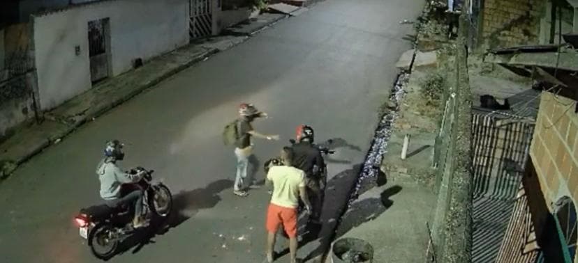 Vídeo mostra momento em que motorista de app tem moto roubada ao finalizar corrida, em Manaus