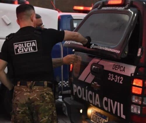 Casal é preso após abandonar filhos sozinhos na rua de madrugada, em Manaus