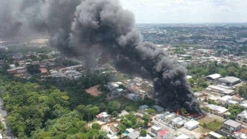VÍDEOS: Incêndio em ferro velho assusta moradores da zona Norte de Manaus