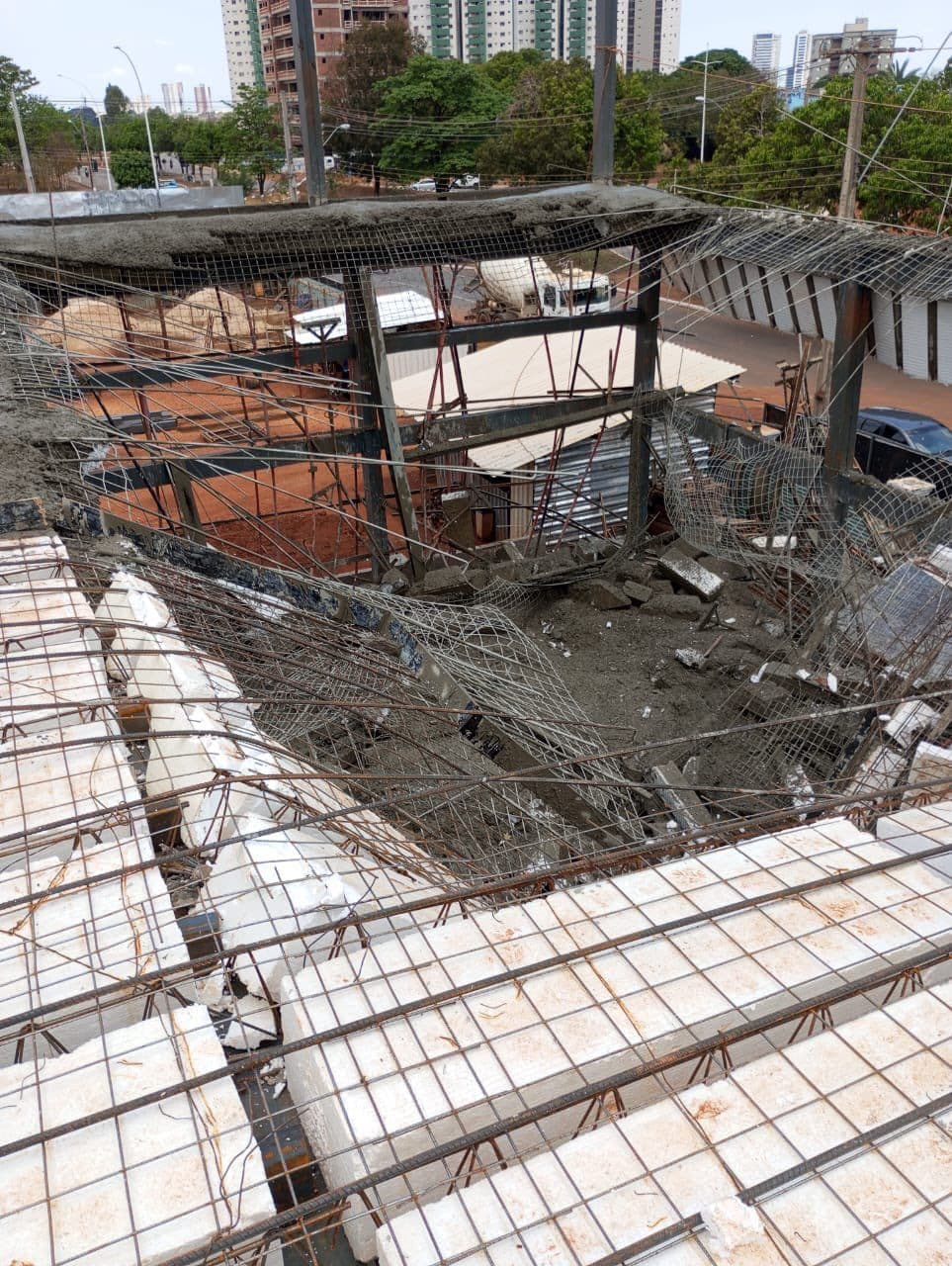 Estrutura metálica de galeria desaba e deixa 5 feridos em Palmas